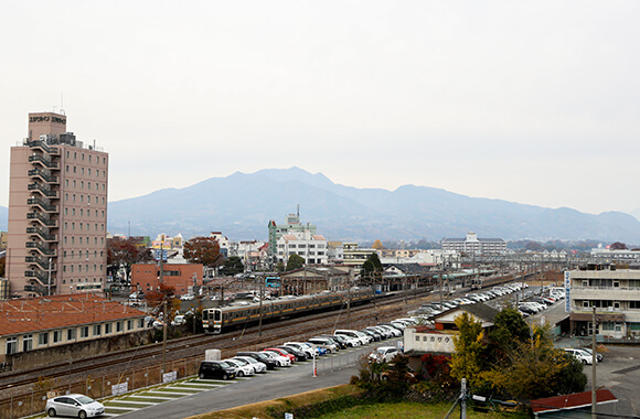 本館から渋川駅と山々を覗く