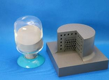 受賞した原料粉末LTX(左)とLTXを用いた3D造形物