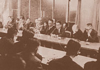 昭和36年度前期全体労使懇談会(2月24日)で具体的になった新工場の説明をする石井社長(前列右から3人目)